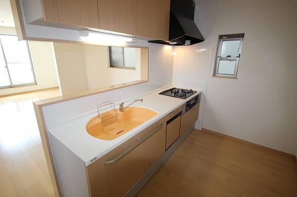 Kitchen. Popular face-to-face kitchen. Storage is also rich!