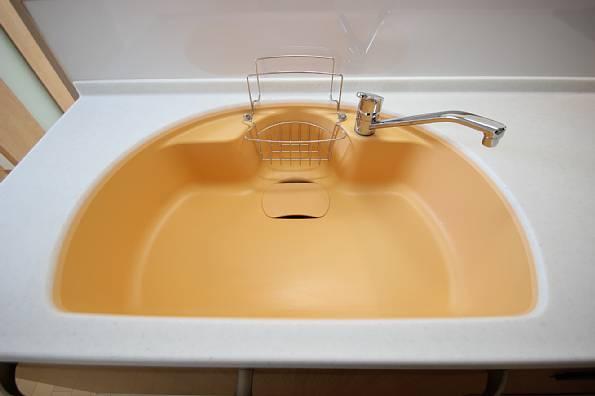 Kitchen. Pastel color is vivid sink. Big pot is also easy to wash.