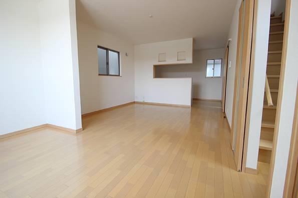 Living. Spacious LDK looks easier than ever with the placement of furniture!