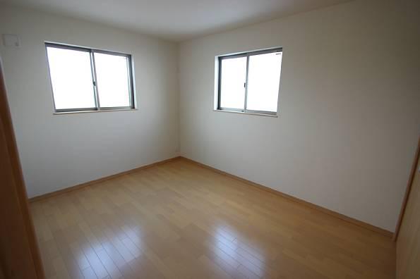 Non-living room. Bright two-plane daylight Western-style!