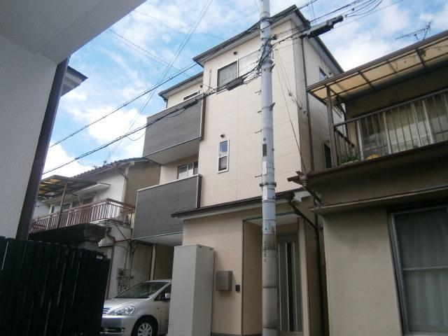 Local photos, including front road. It is a quiet residential area