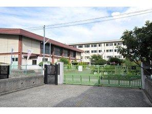 Other. Neyagawa Municipal Horimizo a 7-minute walk from the elementary school