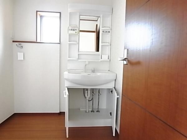 Wash basin, toilet. Spacious easy-to-use the same specification washbasin