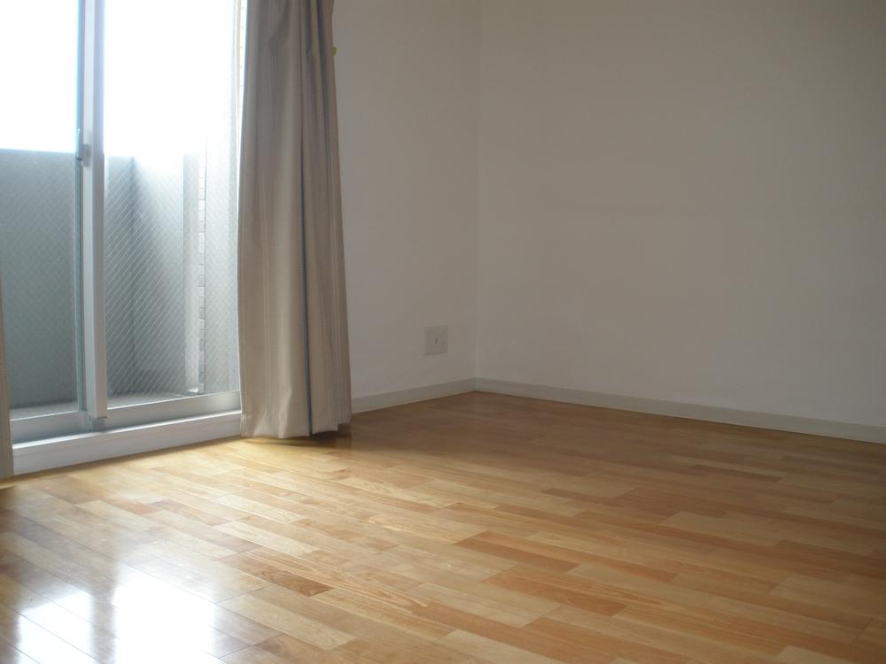 Non-living room. Also there is a balcony on the west side Western-style.