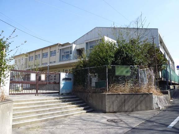 Junior high school. Neyagawa 1585m to stand sixth junior high school