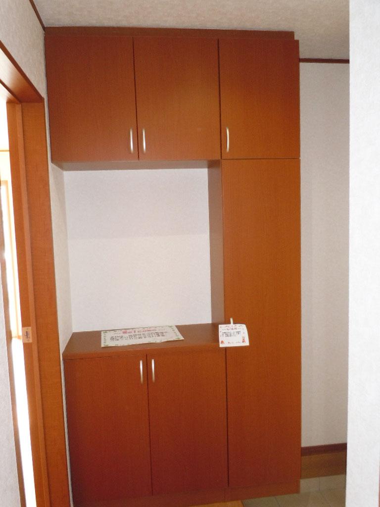 Entrance. Plenty also secured entrance storage! 