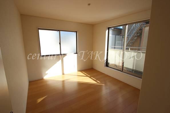 Non-living room. Storage space is abundant! !