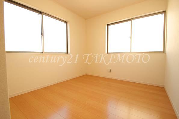 Non-living room. Bright rooms in the two-sided lighting! !