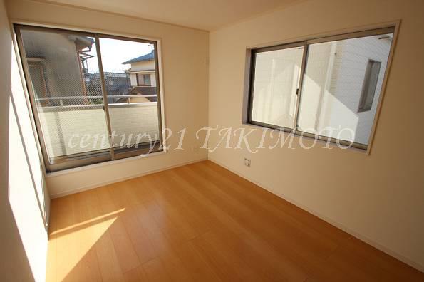 Non-living room. Pair glass used in each room! !