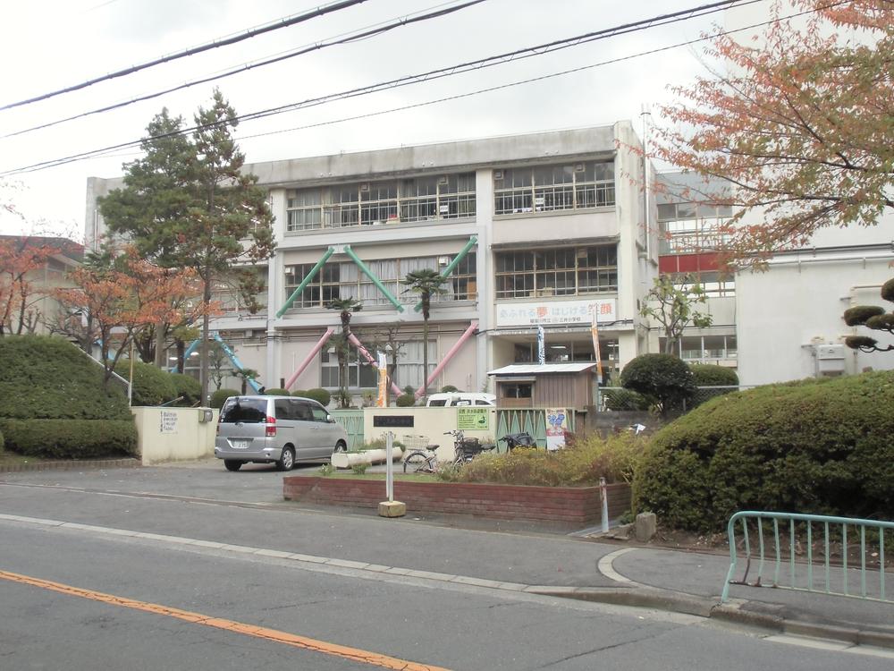 Primary school. Neyagawa 403m to stand Mitsui elementary school