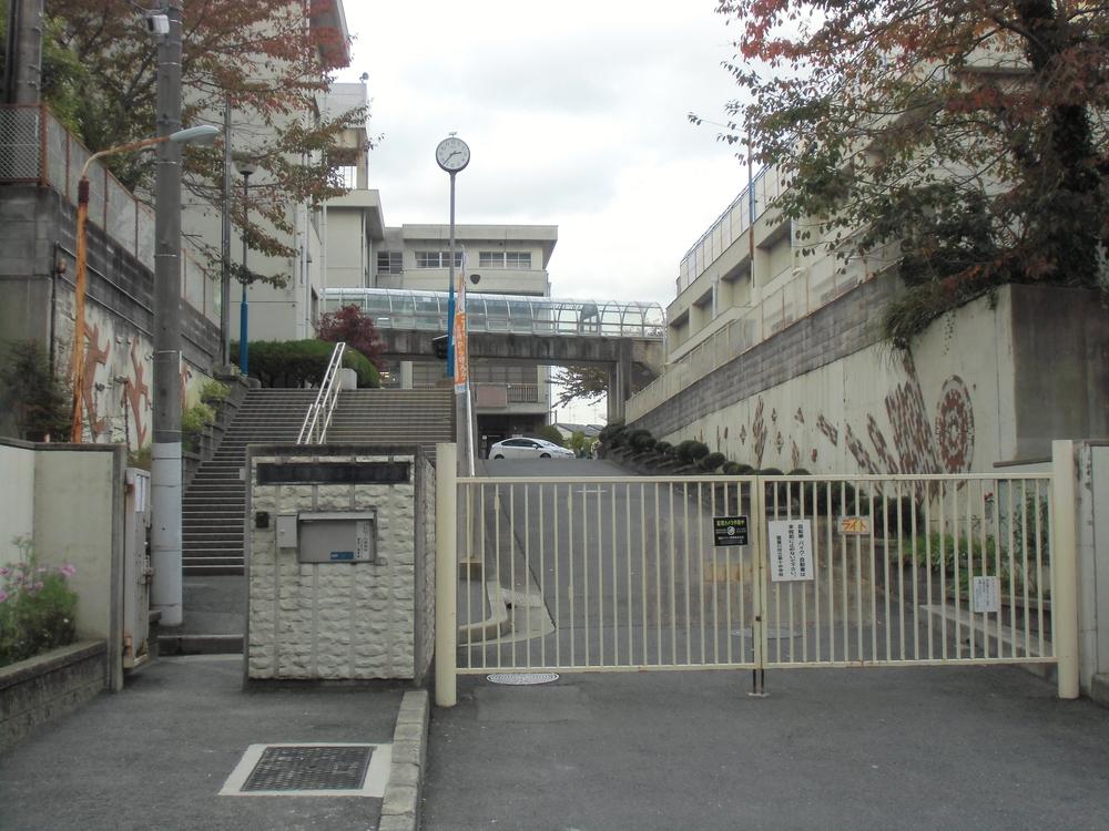 Junior high school. Neyagawa 827m to stand tenth Junior High School