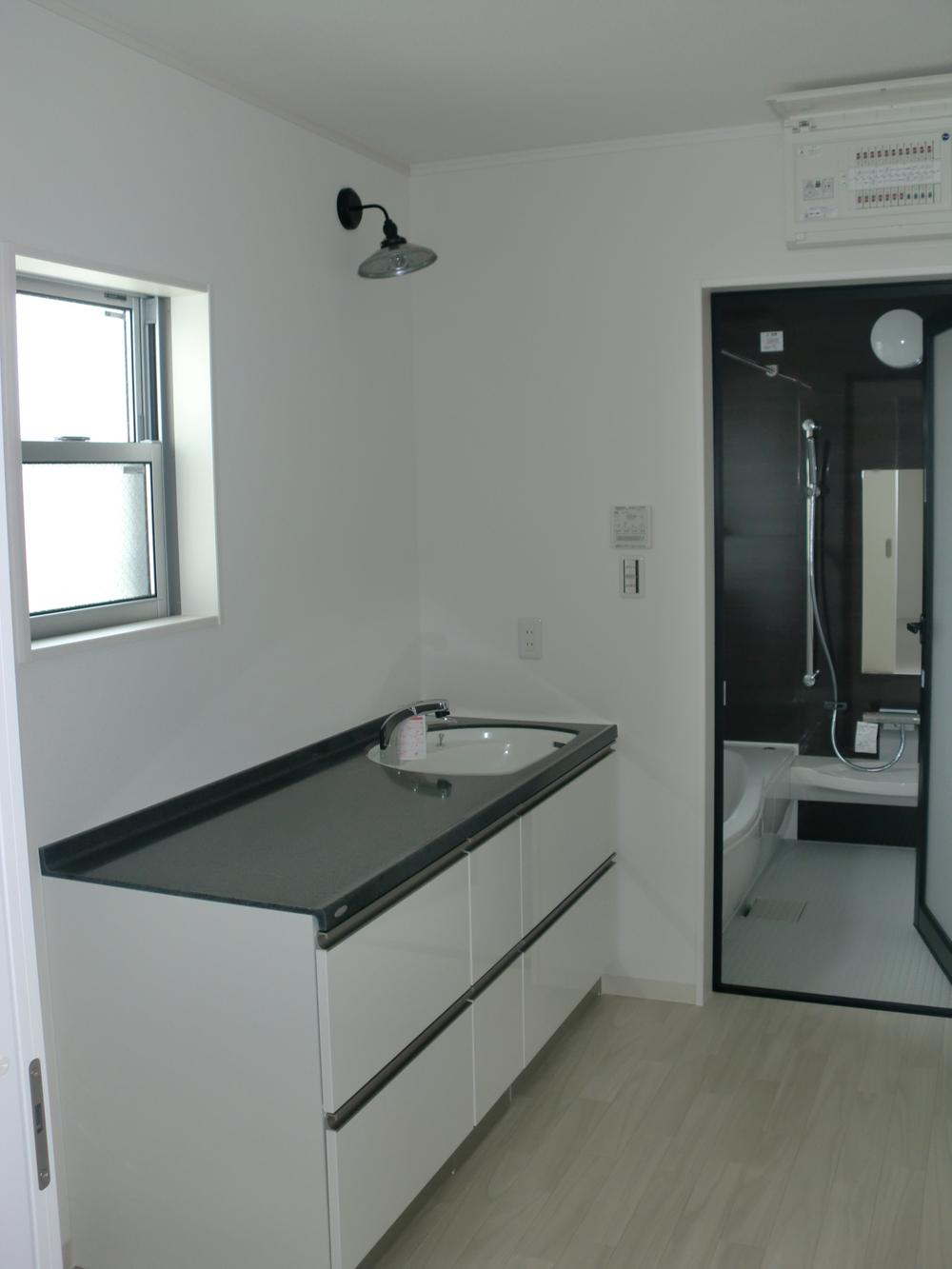 Wash basin, toilet. Same specifications Photos