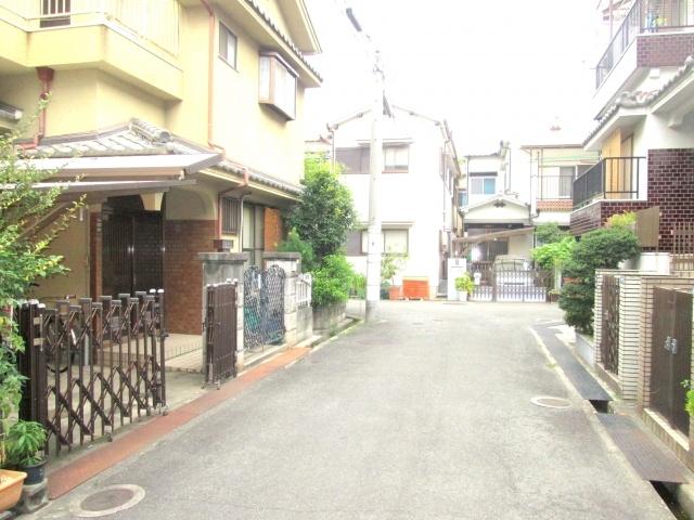 Local photos, including front road. Front road refreshing !! It is a quiet residential area