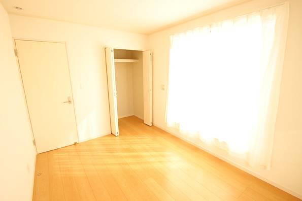 Non-living room. Storage space is abundant! !