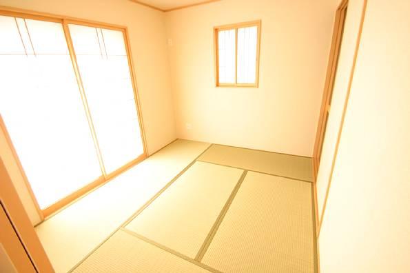 Non-living room. Bright rooms in the two-sided lighting! !