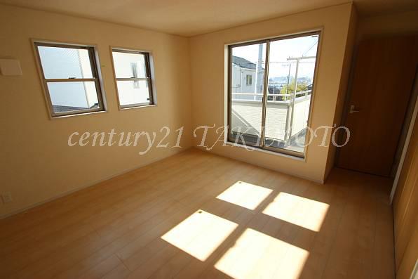 Non-living room. The main bedroom is spacious 8 quires more! !