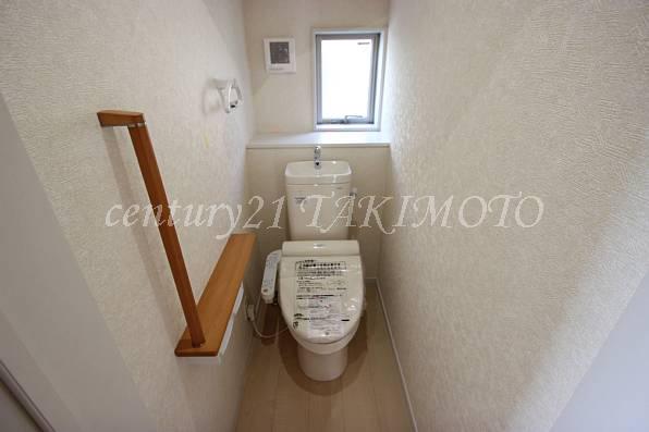 Toilet. Pat ventilation have a window to the toilet! !