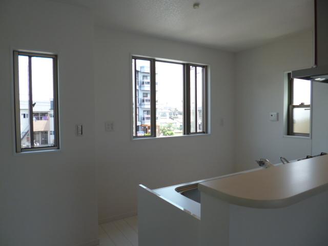 Kitchen. Lighting plenty of kitchen