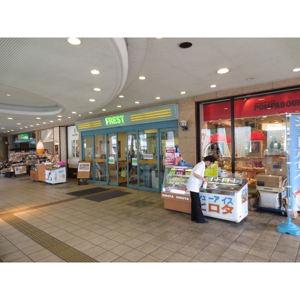 Supermarket. Furesuto Korien store up to (super) 369m
