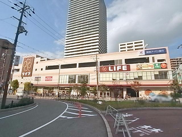 Supermarket. Until Life Korien shop 608m