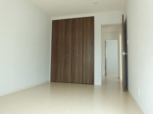 Other introspection. Each room can accommodate all the luggage there is a large closet