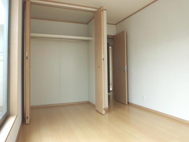 Other introspection. Each room can accommodate all the luggage there is a large closet