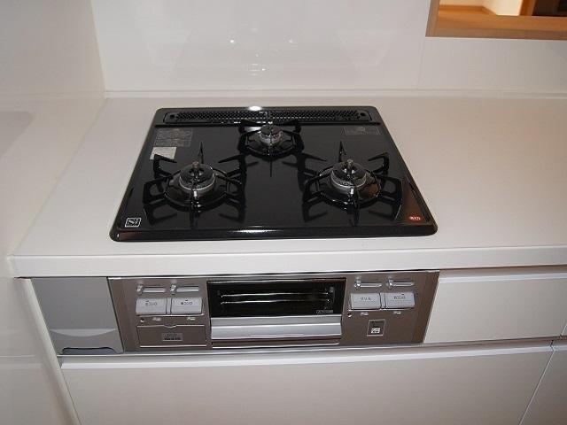 Kitchen. 3-neck gas stove