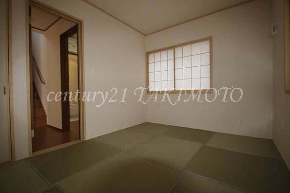 Non-living room. Requires no curtain because the internal sliding door with the Japanese-style room