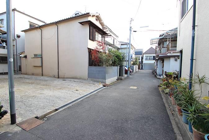 Local photos, including front road. Local before road