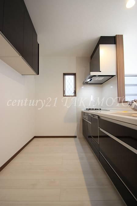 Local photos, including front road. Kitchen side fits you clean even a refrigerator.