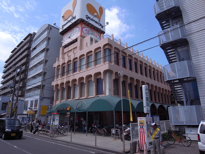 Supermarket. 1493m to Daiei Gourmet City Shijonawate store (Super)