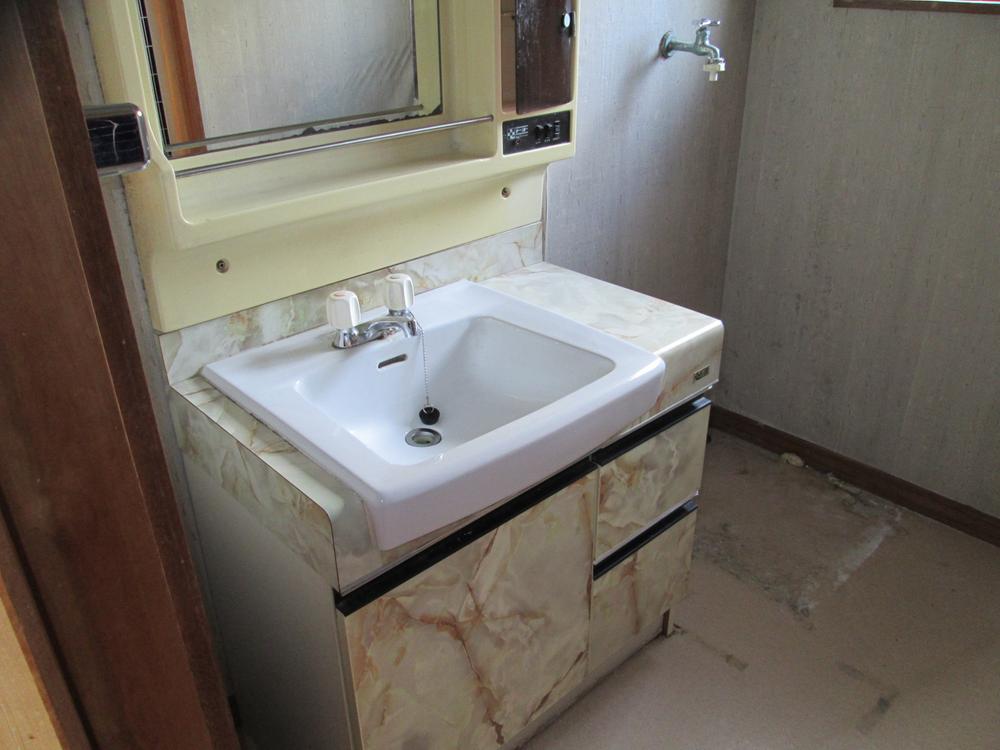 Wash basin, toilet