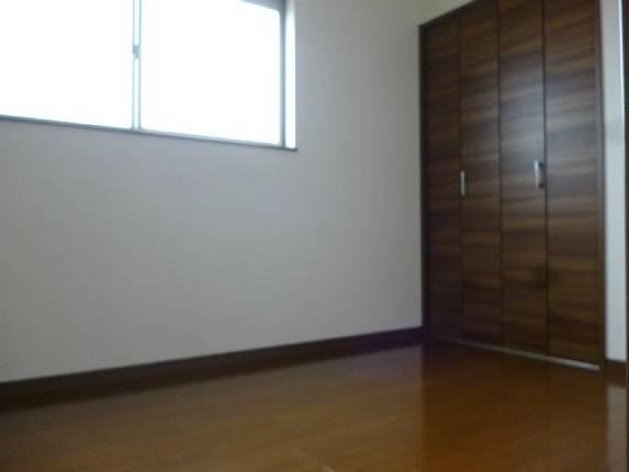 Non-living room. Spacious space.