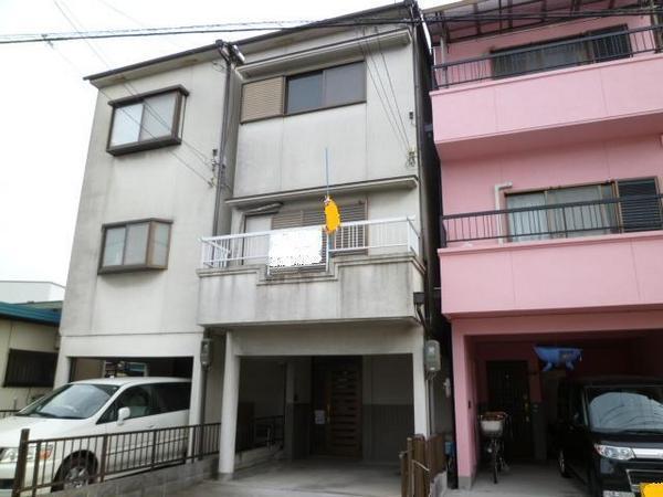 Local appearance photo. Mansion with convenient garage