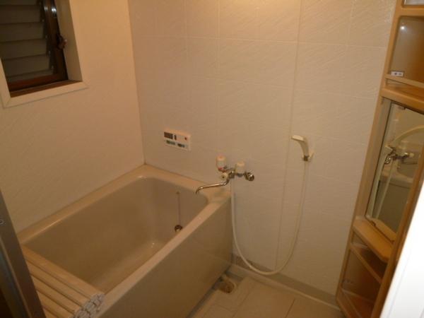 Bathroom. Bathroom with a window that can ventilation