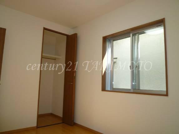 Non-living room. Low-e glass with a thermal barrier effect