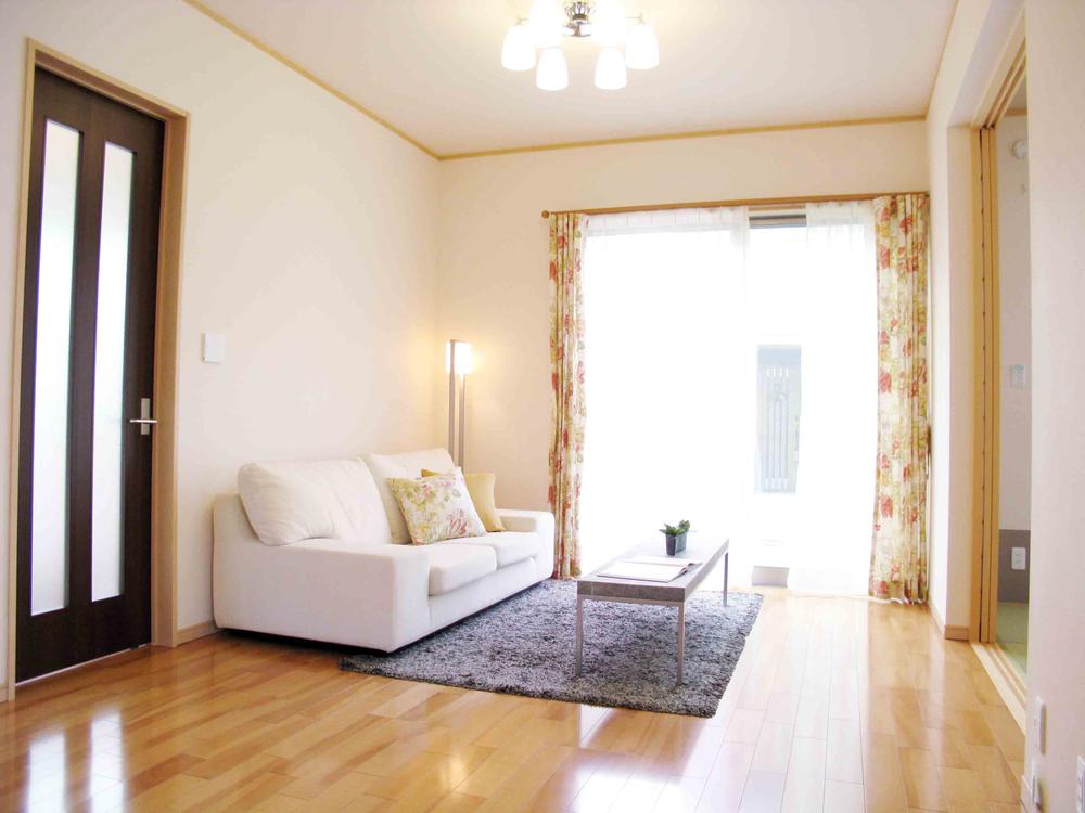 Living.  [Model house living] Bright and airy, high-ceiling living room (August 2013) Shooting