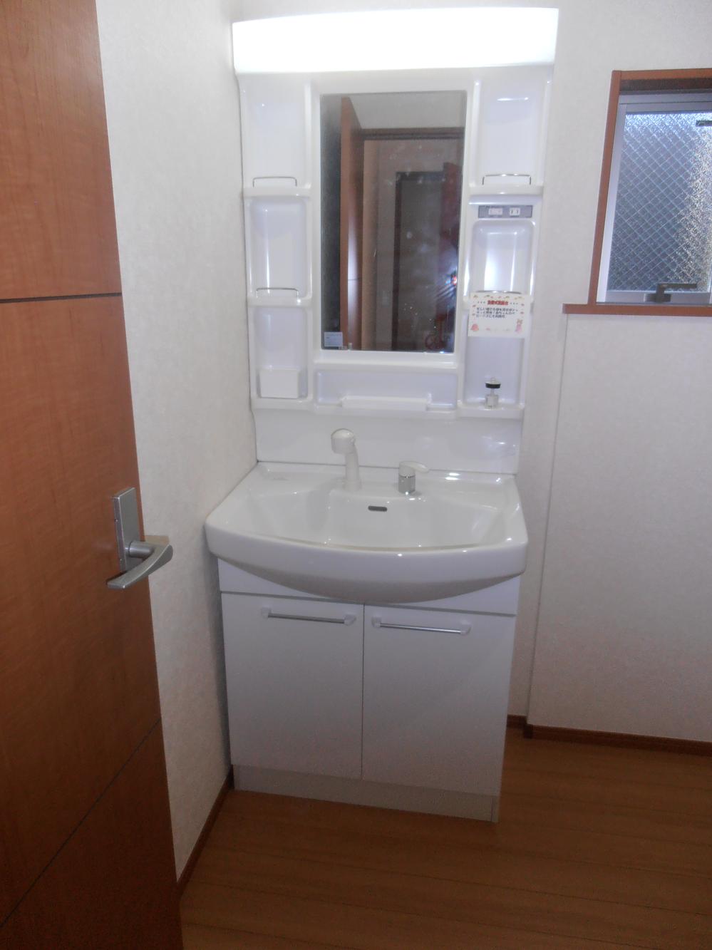 Wash basin, toilet.  ◆ Wash