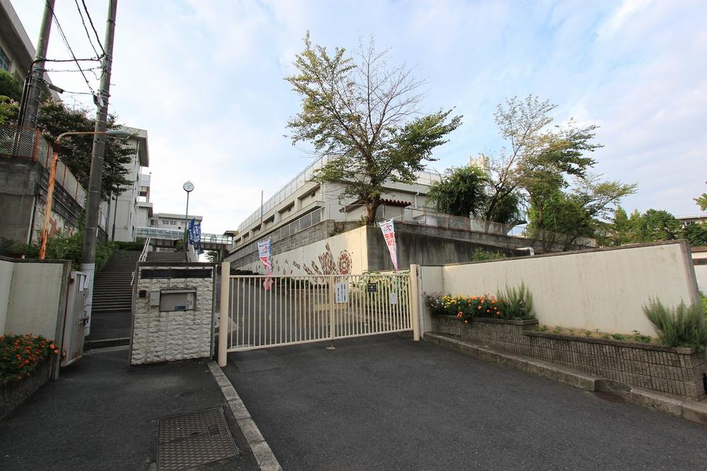 Junior high school. Neyagawa 1530m to stand tenth Junior High School