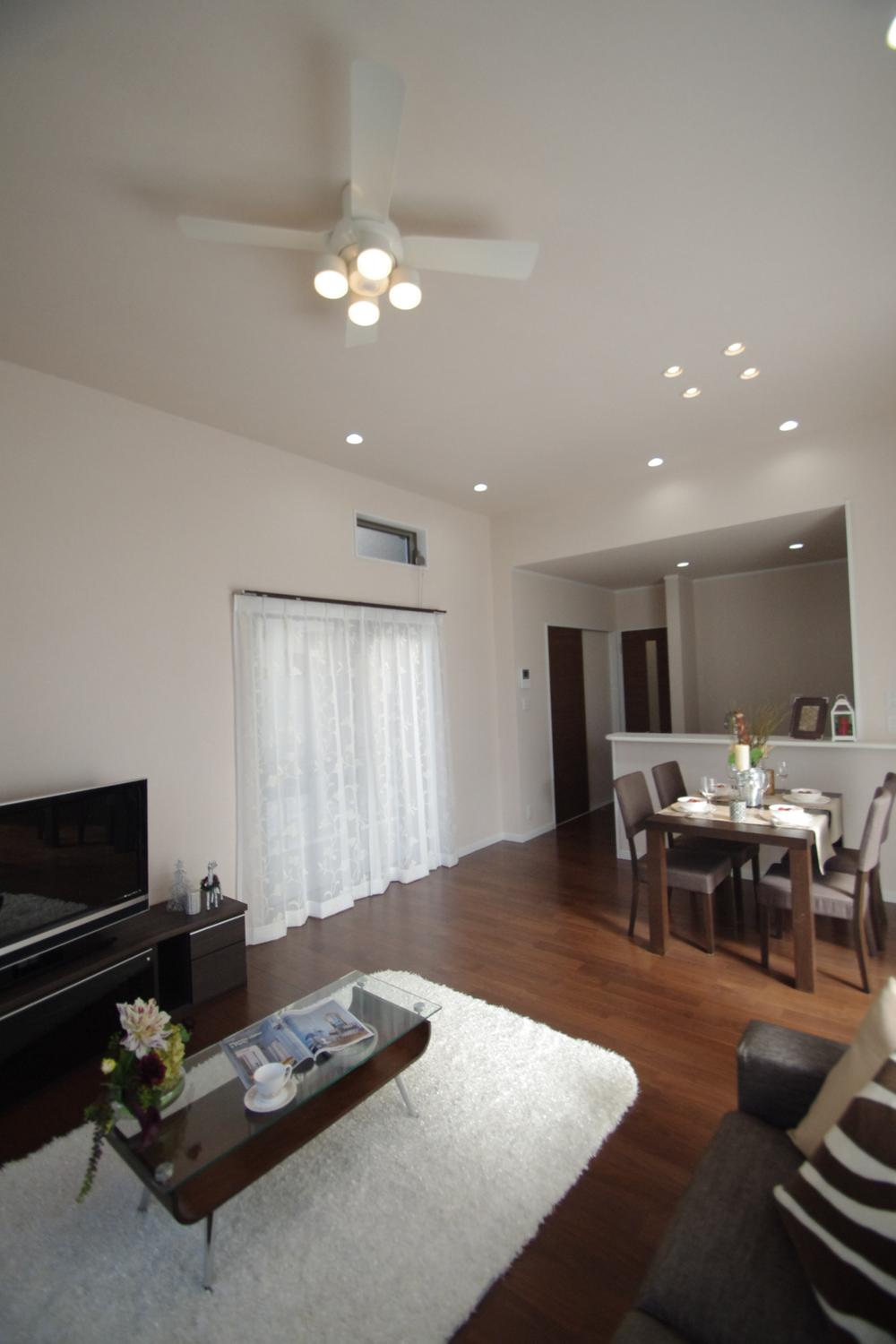 Living. No. 3 land model house High-ceilinged bright living