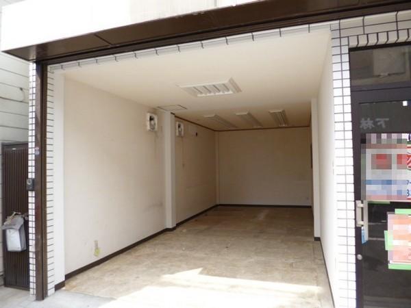 Parking lot.  ☆ Built-in garage