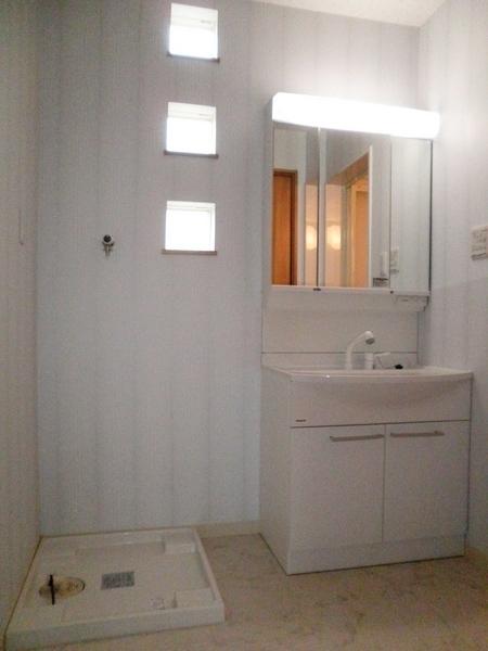 Wash basin, toilet
