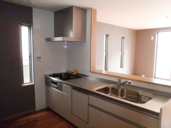 Kitchen.  ☆ System kitchen! Cooking space is also wide
