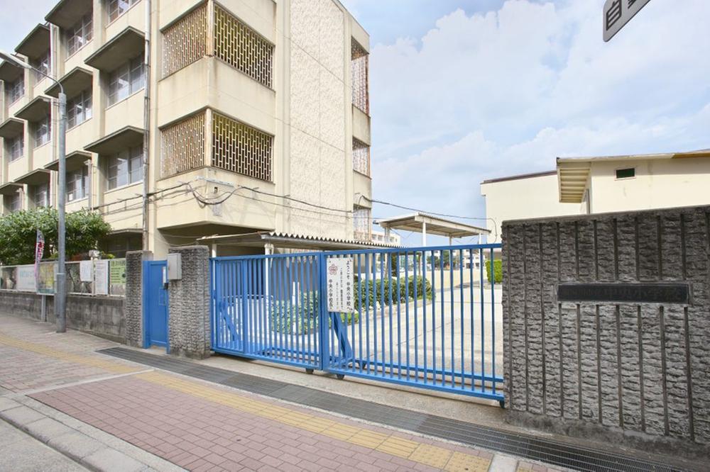 Primary school. 860m elementary and junior high school to City Central Elementary School is located within a 15-minute walk.