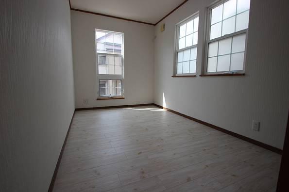 Non-living room. Bright two-plane daylight Western-style! 