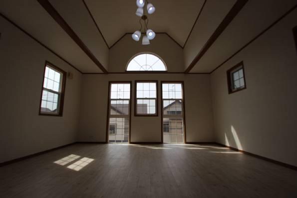 Living. Is high ceiling! 