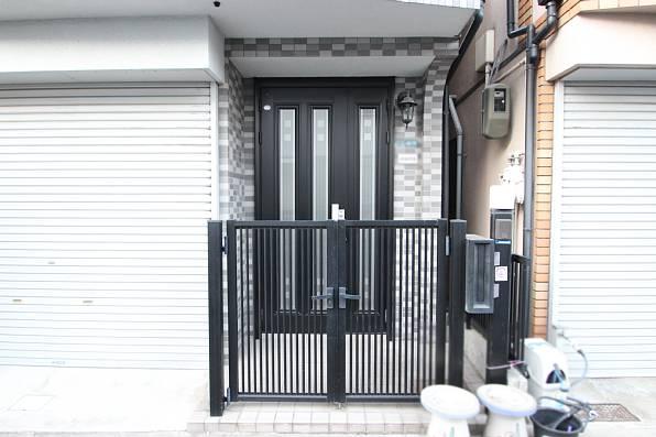 Entrance. It comes with a gate to the front door!