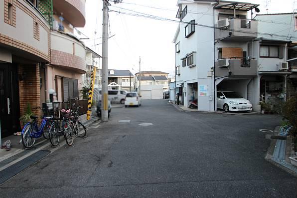 Local photos, including front road. Is a beautiful compartment fully equipped streets!