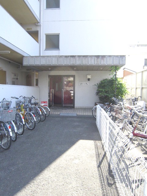 Building appearance. Building entrance