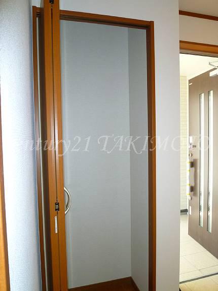 Receipt. There are housed in the front door next to, Also useful for storage of coats and seasonal